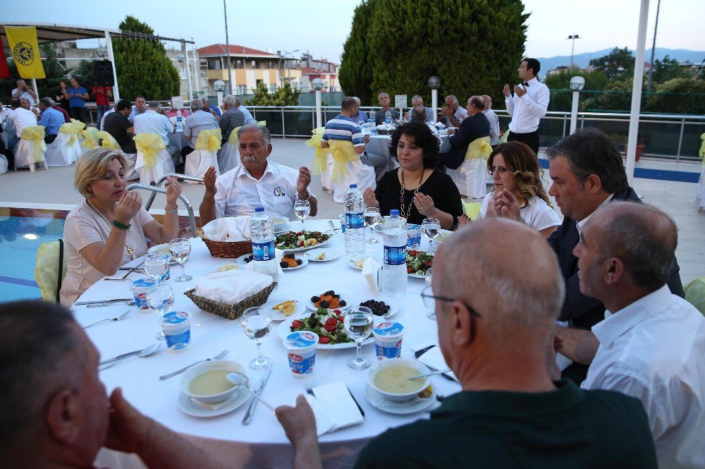 Başkan Piriştina Muhtar Ve Meclis Üyeleriyle İftarda Buluştu