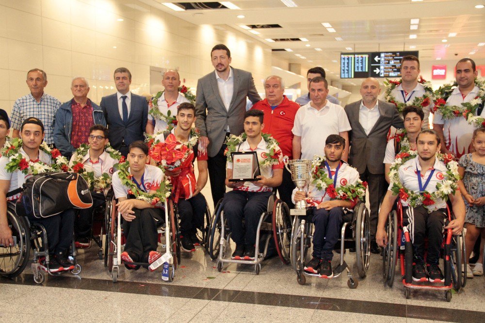 Dünya İkincisi Olan Engelli Basketbolcular İstanbul’a Döndü