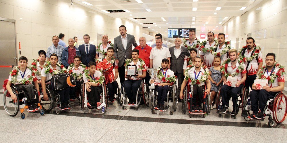 Dünya İkincisi Olan Engelli Basketbolcular İstanbul’a Döndü