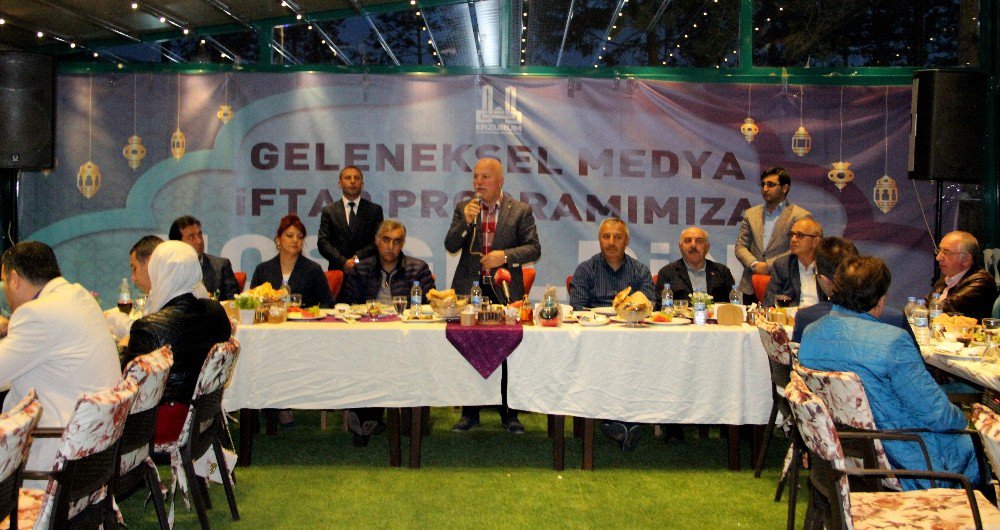 Başkan Sekmen Gazetecilerle İftarda Bir Araya Geldi