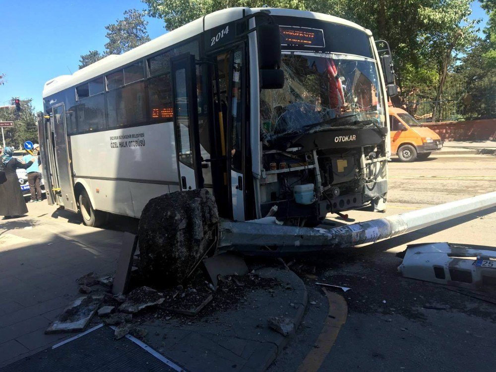 Halk Otobüsü Direğe Çarptı: 2 Yaralı