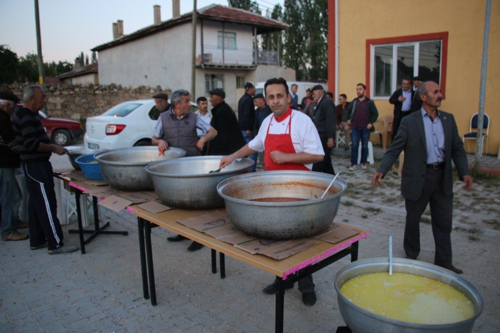 Eski Geleneklerine Göre İftar Yapıyorlar