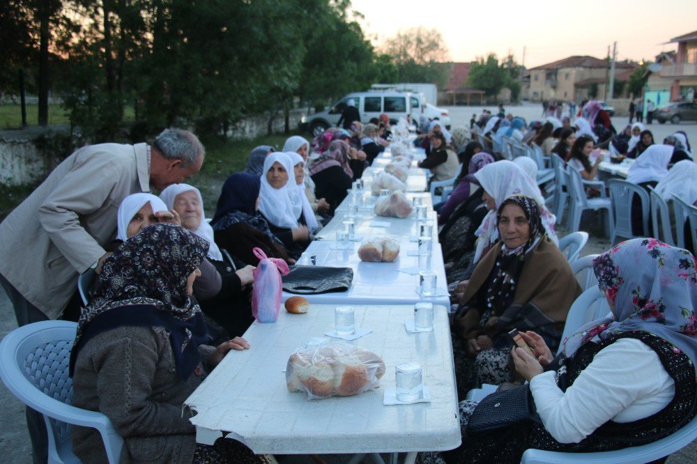 Eski Geleneklerine Göre İftar Yapıyorlar