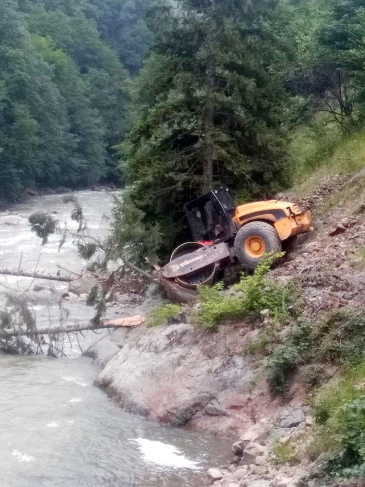 İş Makinesi Dereye Yuvarlandı: 1 Ölü