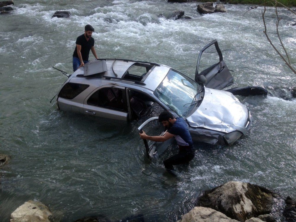 Yüksekova’da Trafik Kazası: 1 Ölü, 5 Yaralı, 3 Kayıp