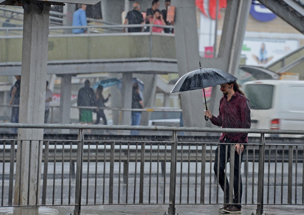 İstanbul’da Yağmur Etkili Oluyor