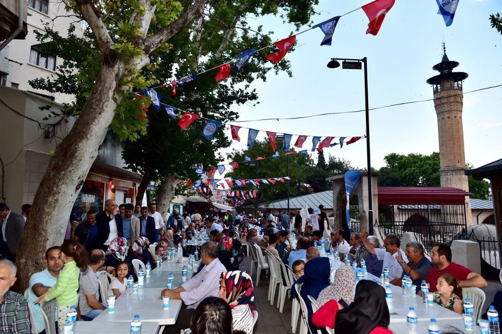 Tarihi Kapalı Çarşıda Yüzlerce Kişi İftar Sofrasında Buluştu