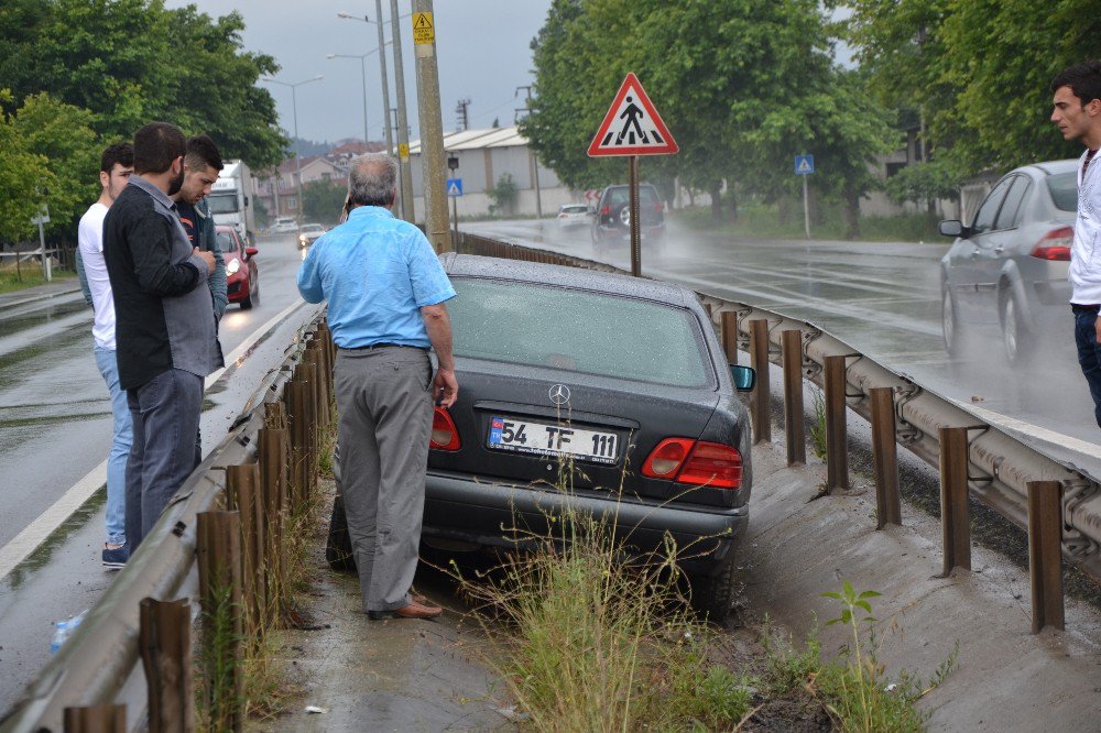 Yoldan Çıkan Otomobil Bankete Düştü