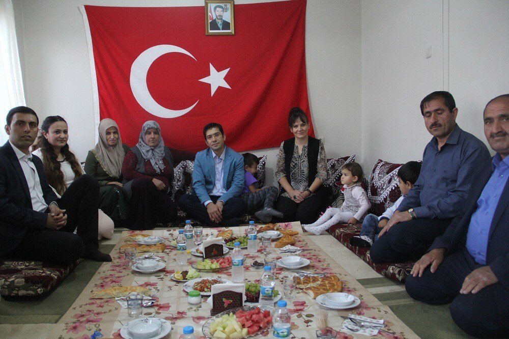 Kaymakam Öztürk Şehit Korucunun Ailesiyle İftar Açtı