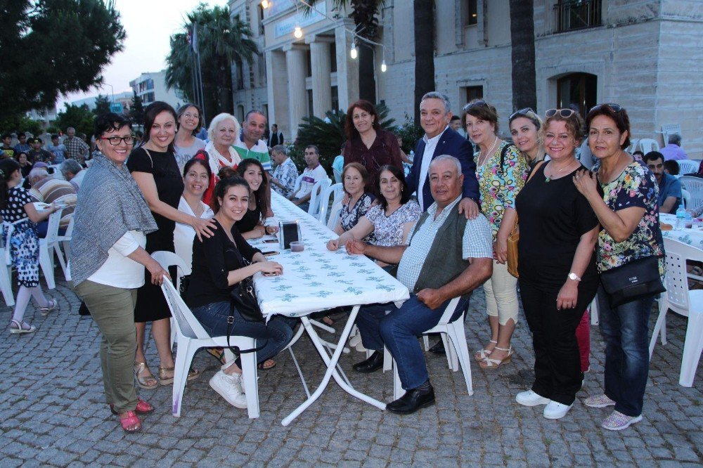 Kuşadası Belediyesi’nden Davutlar’da İftar Yemeği