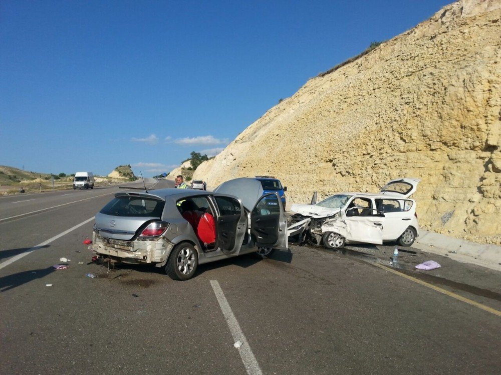 İki Otomobil Kafa Kafaya Çarpıştı: 2 Ölü, 6 Yaralı