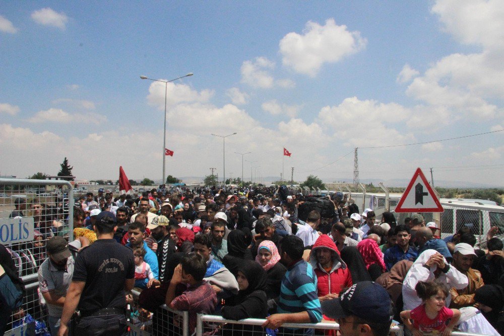 Suriyelilerin Vatanlarına Gitmek İçin Yoğunluğu Sürüyor