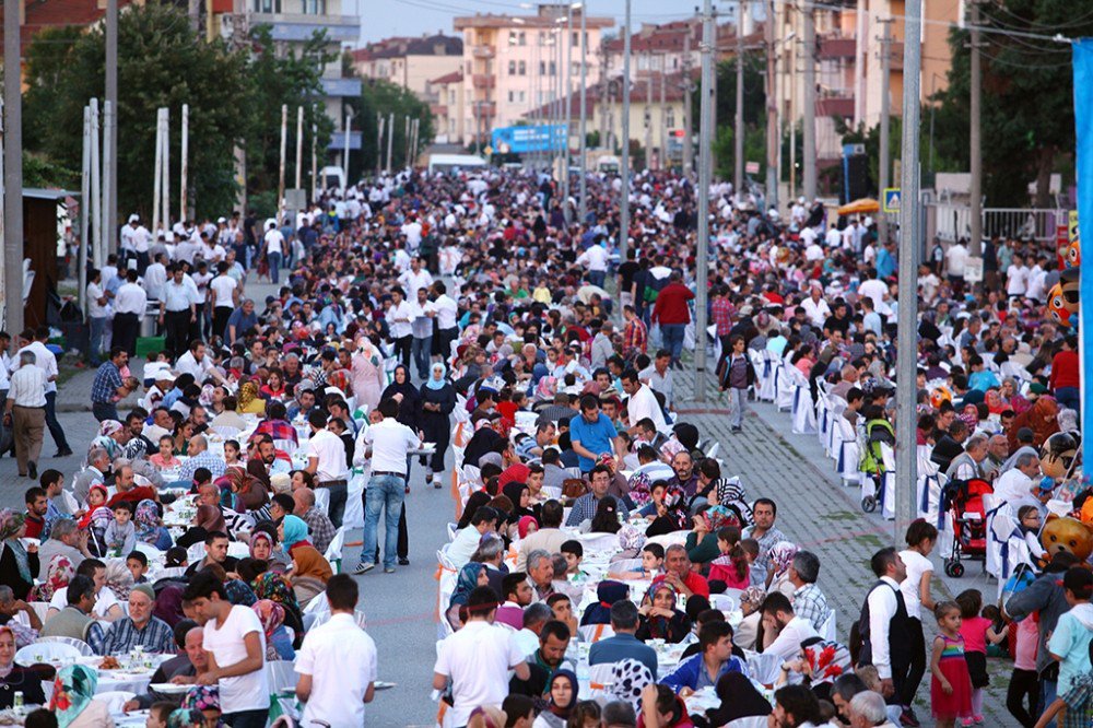 Kardeşlik Sofraları Erenler’de Kuruluyor