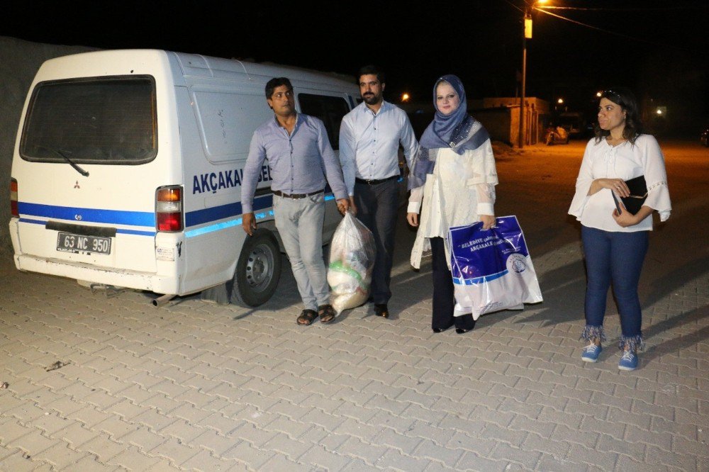 Akçakale Belediyesinden Gıda Ve Bayramlık Yardımı