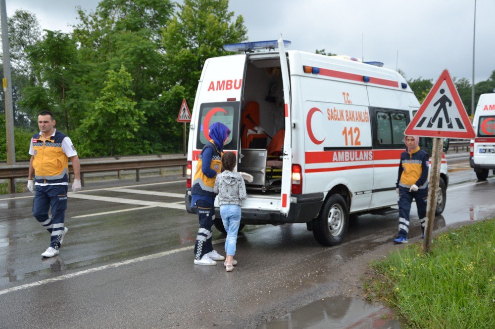 Yoldan Çıkan Otomobil Bankete Düştü