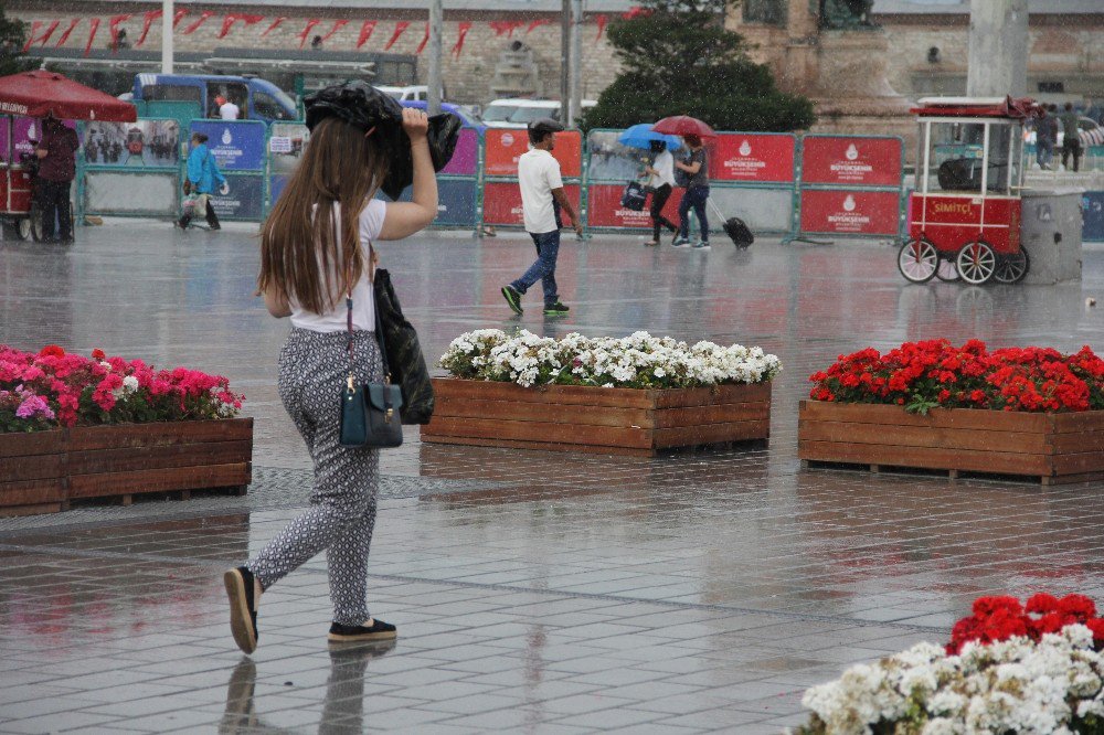 Taksim’de Vatandaşlar Yağmura Hazırlıksız Yakalandı