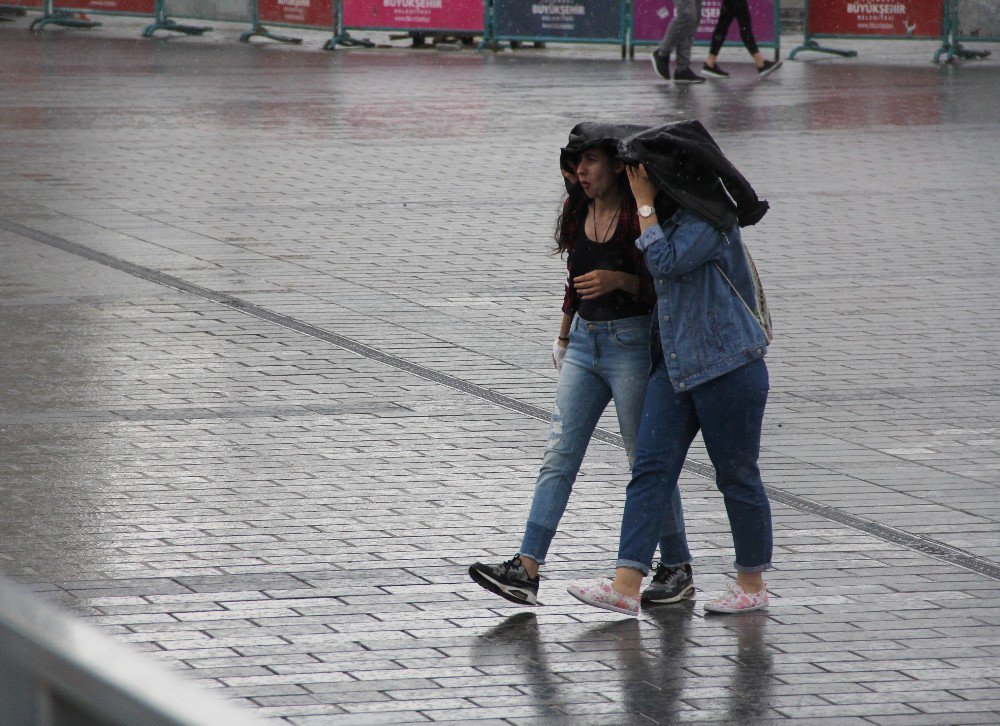 Taksim’de Vatandaşlar Yağmura Hazırlıksız Yakalandı