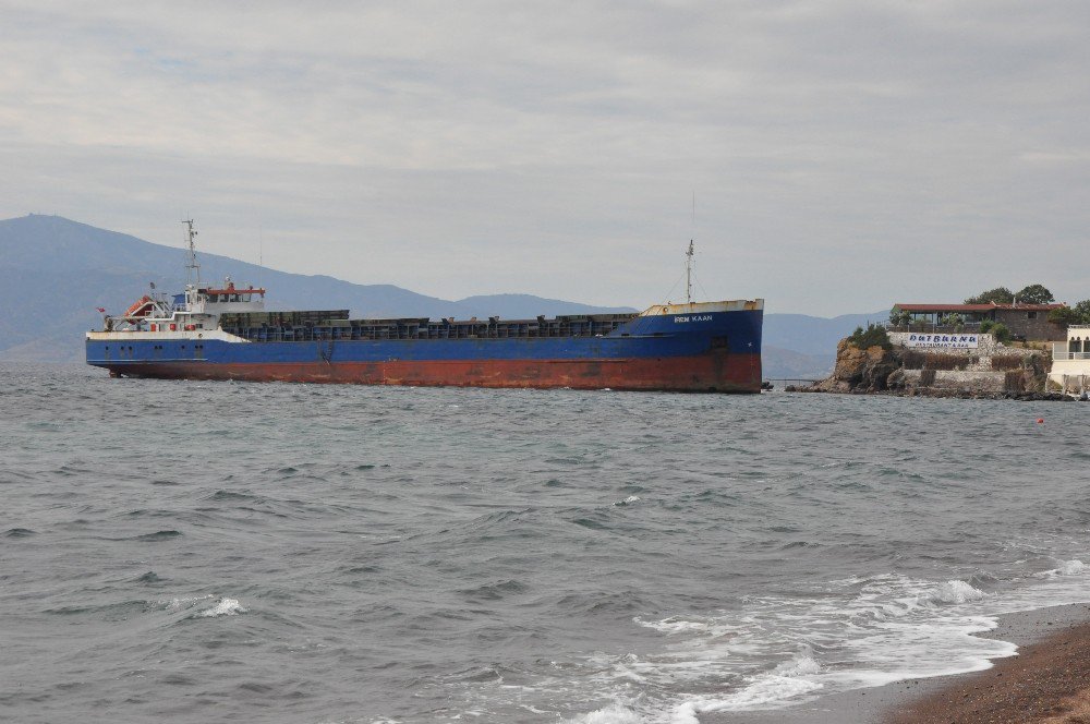 Yük Gemisi Plajda Karaya Oturdu