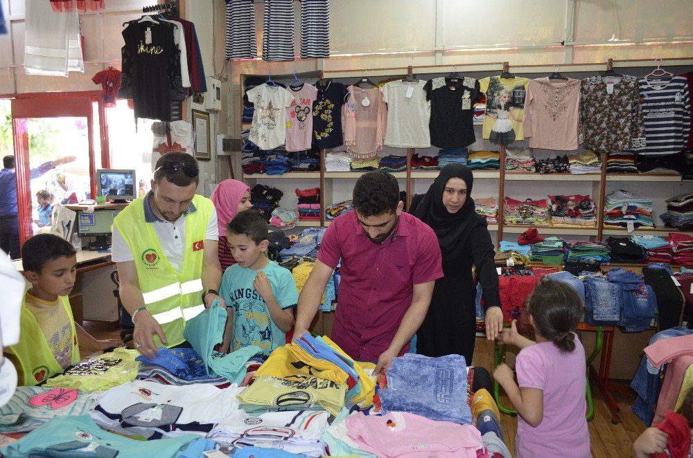 Yardımeli Derneğinden 210 Aileye Gıda Ve Elbise Yardımı