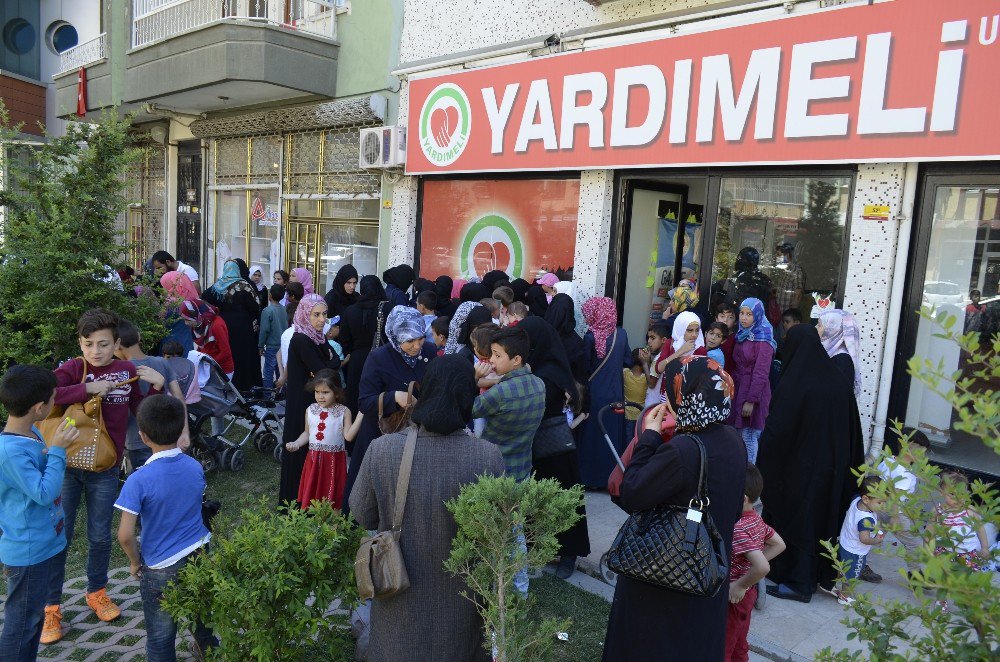 Yardımeli Derneğinden 210 Aileye Gıda Ve Elbise Yardımı