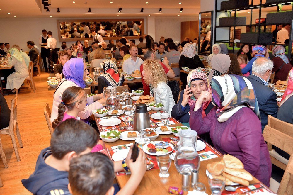 Yıldız Holding’den Ferah Mahallesi’ndeki Komşularına İftar Daveti