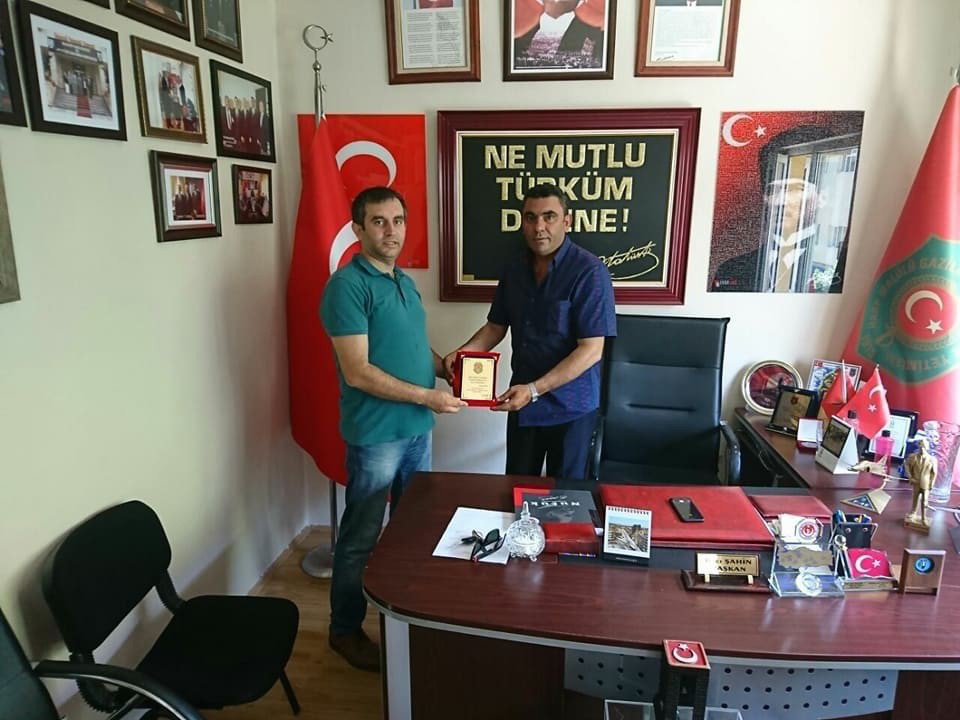 Yunus Emre Ülkü Ocağına Teşekkür Plaketi