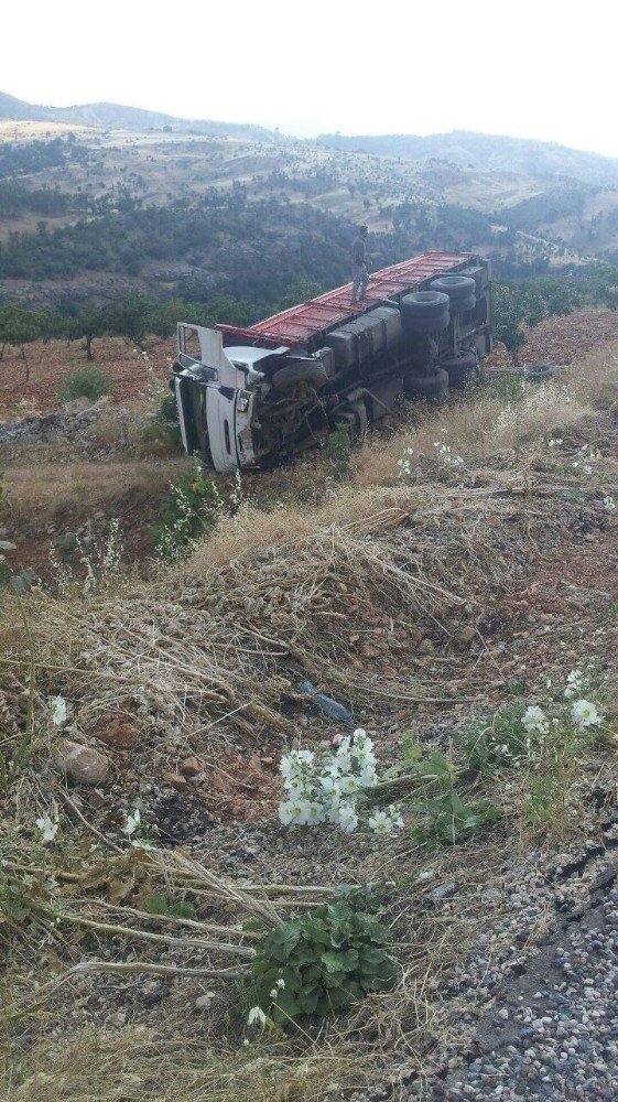 Adıyaman’da Tır Devrildi: 1 Yaralı