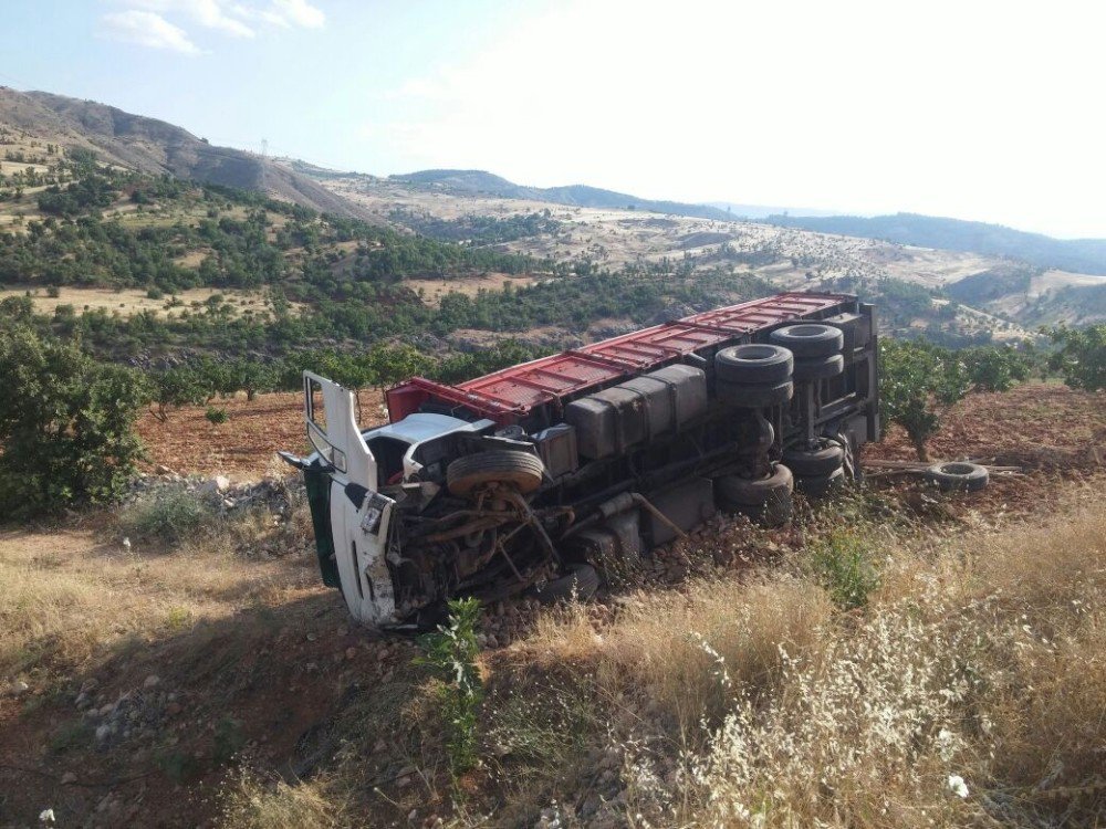 Adıyaman’da Tır Devrildi: 1 Yaralı