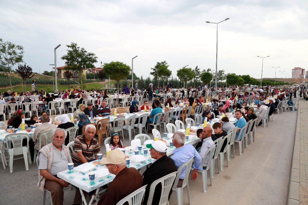 Aksaray Belediyesi Toki Bölgesinde 8 Bin Kişiye İftar Verdi