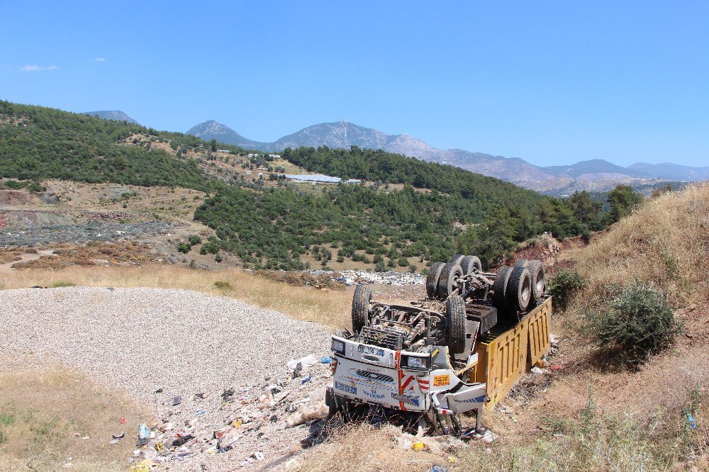 Çöplükte Kamyon Devrildi: 1 Yaralı