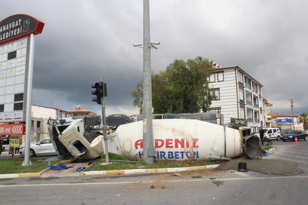 Virajı Alamayan Beton Mikseri Devrildi: 1 Yaralı