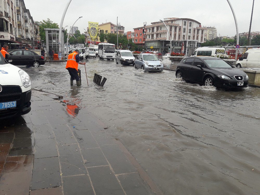 Başkent’te Sağanak Yağış Hayatı Olumsuz Etkiledi