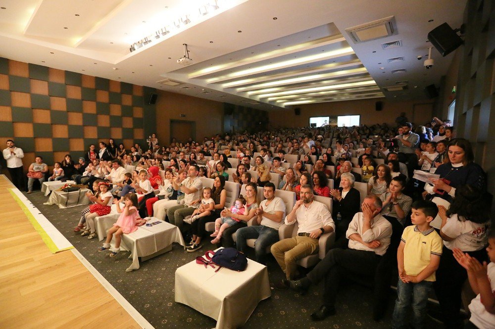 Geleceğin Tiyatrocuları İzleyenleri Güldürdü