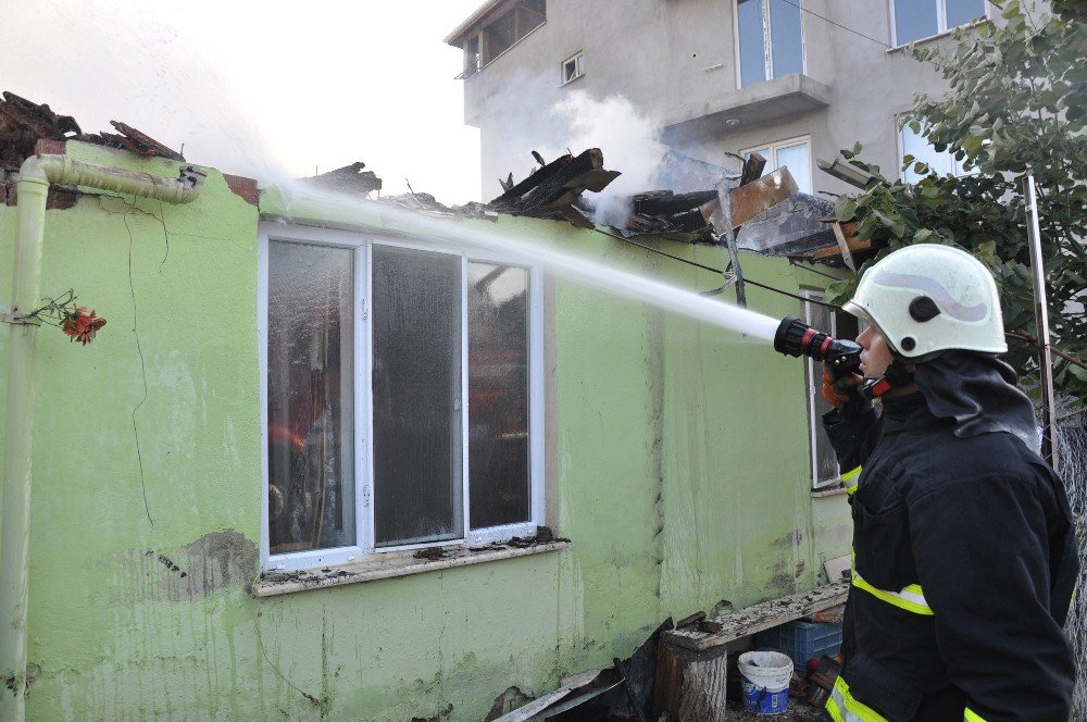 Ev Ve Samanlık Çıkan Yangında Küle Döndü