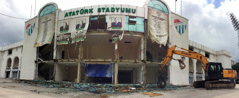 Meydana Dönüştürülen Bursa Atatürk Stadyumu’nda Kapalı Tribün De Yıkılıyor