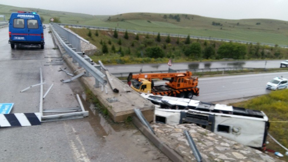 Yolcu Otobüsü Üst Geçitten Uçtu: 48 Yaralı