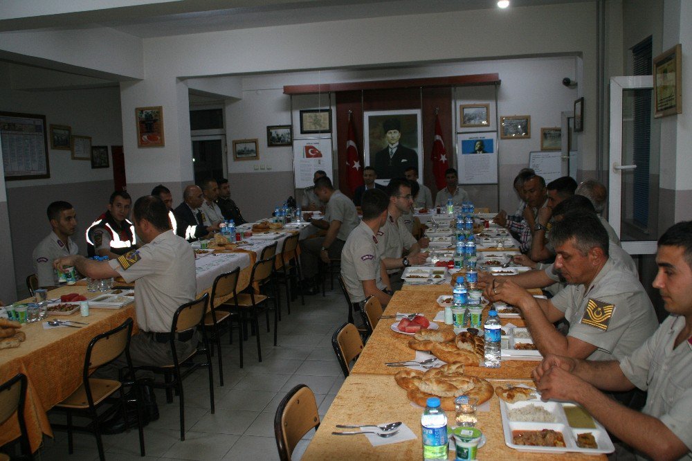 Devrek Kaymakamı Güney Askerlere İftarda Buluştu