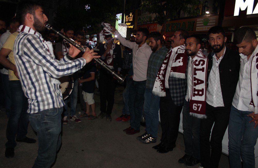 Taraftarlardan Davullu Klarnetli Sahur Halayı