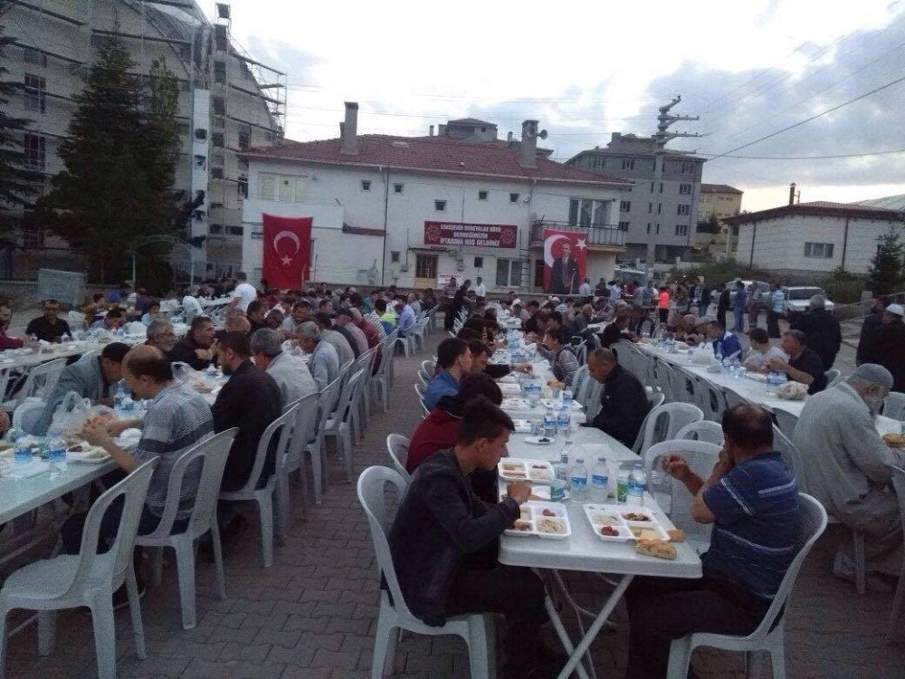 Dereyalak Köyü Derneğinden Bin Kişilik İftar Yemeği