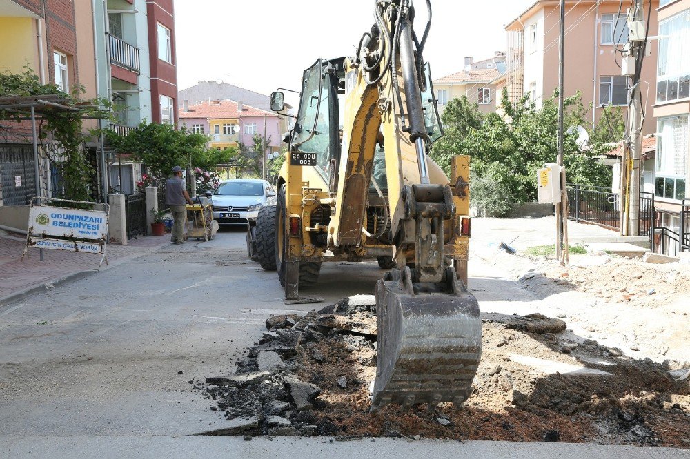 Odunpazarı Belediyesi Kışın Yıpranan Asfaltları Onarıyor