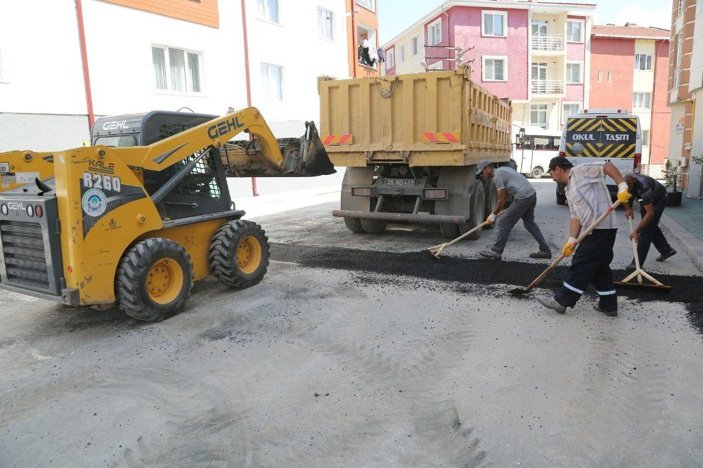 Odunpazarı Belediyesi Kışın Yıpranan Asfaltları Onarıyor