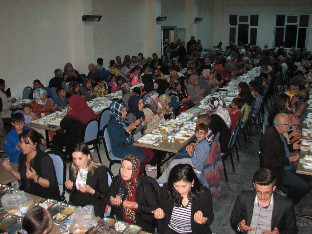 Mahmudiye’de Yağmur İftara Engel Olmadı