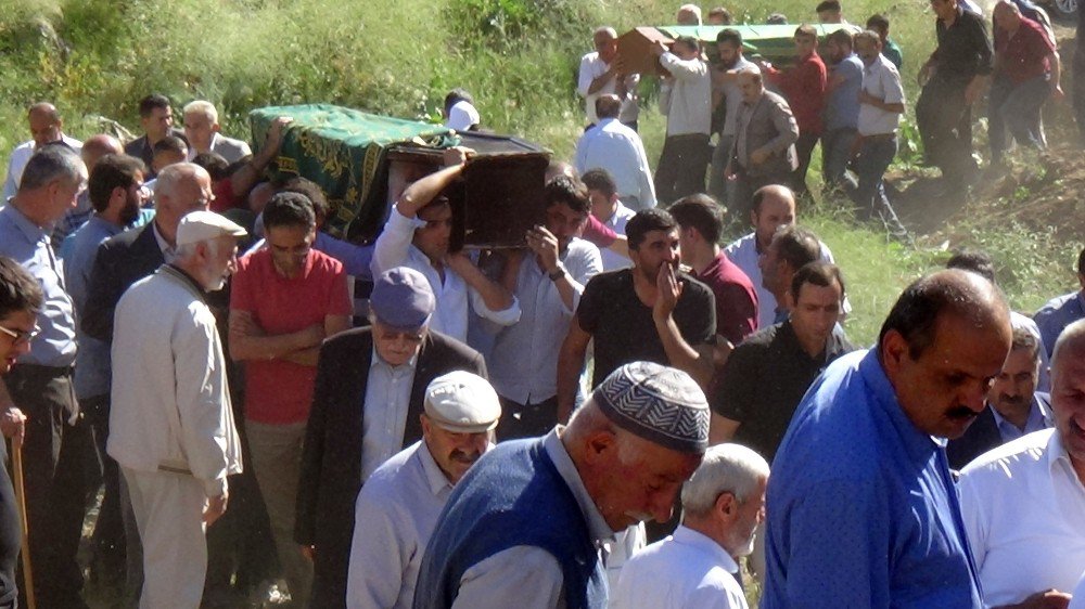 Zap Suyundaki Kazada Hayatını Kaybedenler Toprağa Verildi