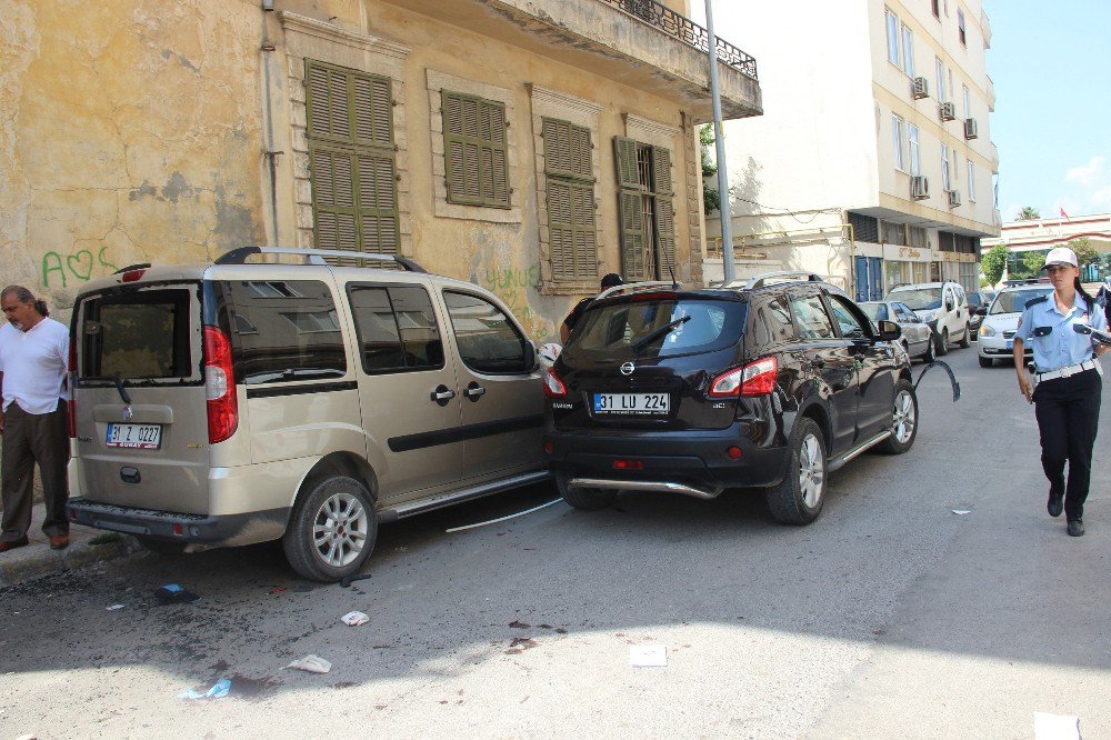 Otomobilin Çarptığı Motosikletli Aracın Camından İçeri Girdi