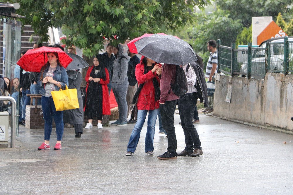 İstanbul’da Sağanak Yağış Ve Serin Hava Etkili Oluyor