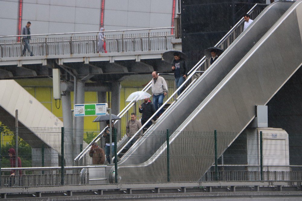 İstanbul’da Sağanak Yağış Ve Serin Hava Etkili Oluyor