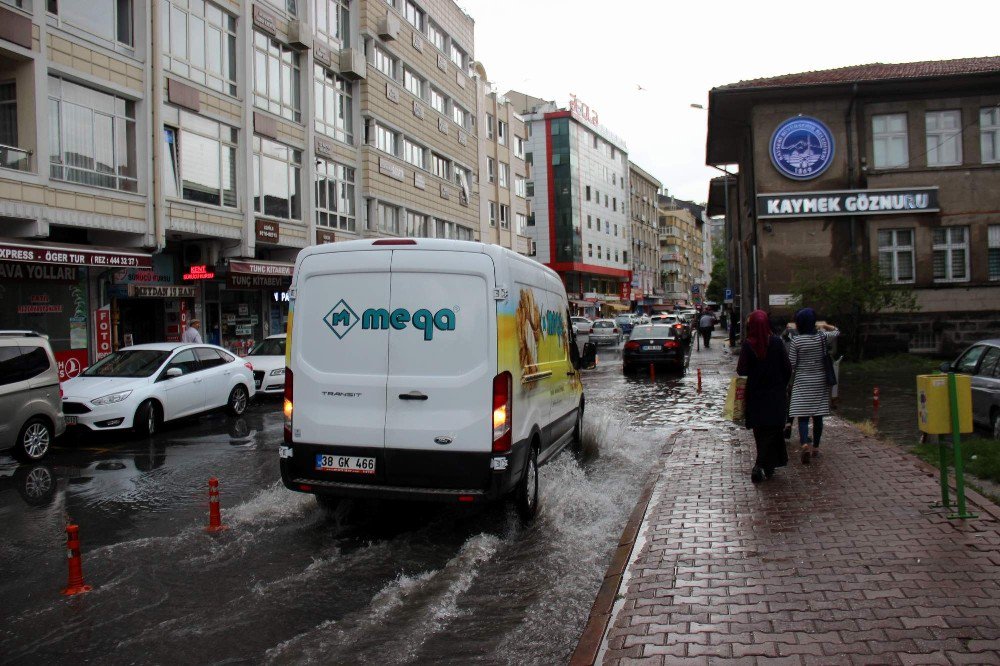 Kayseri’de Yağmur Yağdı Yollar Göle Döndü