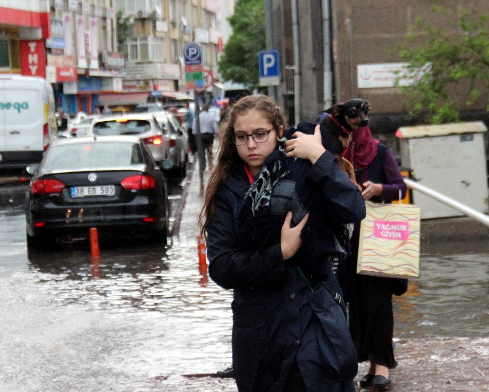 Kayseri’de Yağmur Yağdı Yollar Göle Döndü