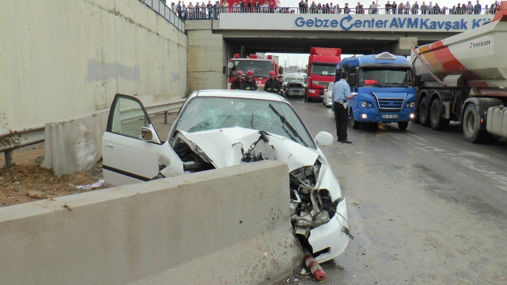 108 Promil Alkollü Olduğu İddia Edilen Sürücü Beton Bariyere Çarptı: 4 Yaralı