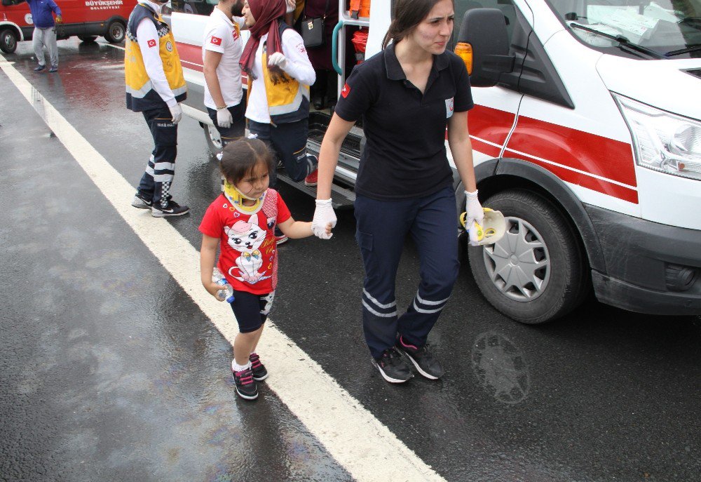 Tem Otoyolunda 2 Otomobil 1 Tır Birbirine Girdi: 1 Ölü 4 Yaralı